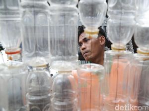 Bahayanya Mengisi Ulang Botol Kemasan Plastik