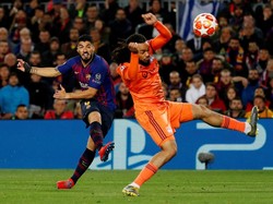 Suarez melepaskan tembakan dari sisi kotak penalti. Bola masih bisa ditepis kiper. (Foto: Susana Vera/Reuters)