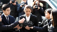 Ia pun memilih mundur dari dunia entertain dan menjalani pemeriksaan oleh pihak kepolisian. Chung Sung-Jun/Getty Images