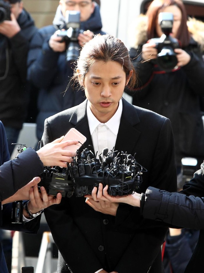 Jung Joon Young SEOUL, SOUTH KOREA - MARCH 14: Singer Jung Joon-young is seen arriving at a Seoul Metropolitan Police Agency on March 14, 2019 in Seoul, South Korea. Jung Joon-young, a South Korean singer-songwriter and TV celebrity appeared at the police station on Thursday to be questioned over suspicions of sharing sexual videos in a group chat which included BIGBANGs member Seungri, who is facing charges of supplying prostitution services. (Photo by Chung Sung-Jun/Getty Images)