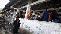 Sebagian pedagang dan warga terlihat santai usai TPI lama dikosongkan.