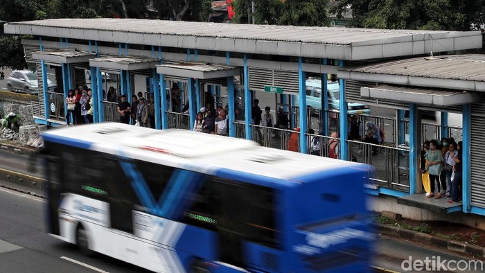 Halte TransJakarta BKN di Cililitan ramai usai terjadi aksi penusukan. Namun, kini kondisi halte tersebut nampak kembali normal.