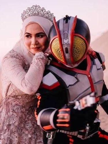 Pasangan asal Malaysia foto prewedding unik dengan kostum kamen rider