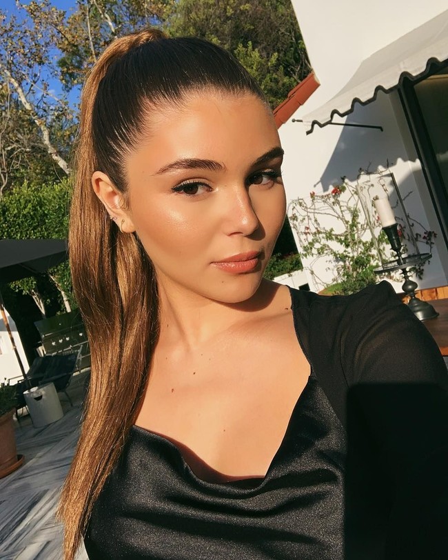 Untuk masuk USC, Olivia dan Bella berpura-pura tergabung dalam tim mendayung. Padahal keduanya tidak pernah berpartisipasi bahkan tertarik dengan olahraga itu sama sekali. Foto: Instagram @oliviajade