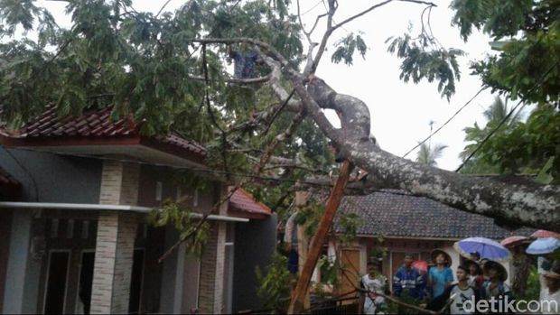 Diterjang Hujan Angin, Puluhan Rumah di Ciamis Rusak