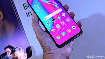 Seperti F9, ponsel ini masih mengusung notch tetesan air. Foto: Adi Fida Rahman/detikINET