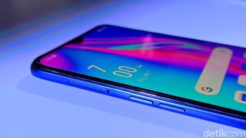 Sisi kiri bodi terdapat tombol pengaturan volume dan slot SIM Card. Foto: Adi Fida Rahman/detikINET