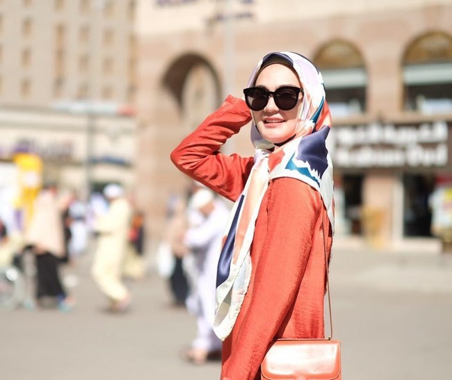 Luna Maya merilis brand fashion bernama Luna Habit sejak tahun 2013. Tak hanya berjualan online, gerai offline Luna Habit dibuka di beberapa kota seperti Jakarta dan Yogyakarta. Foto: Instagram