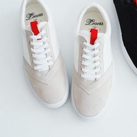 Merek LOSERS dimulai pada tahun 1975. Tujuan mereka adalah menciptakan desain yang sesuai dengan rasa Iki, sebuah konsep kecantikan dan ketekunan yang unik di Jepang. Bagi perusahaan ini, LOSERS atau pecundang bukanlah penghinaan tetapi sumber kebanggaan. Filosofinya, seorang pecundang harus memiliki keyakinan pada dirinya sendiri untuk terus maju. Sneakers ini tetap setia pada estetika tradisional Jepang. Misalnya, skema warna mereka yang didasarkan pada 48 warna coklat dan 100 abu-abu dari periode Edo, warna-warna yang umum dipakai orang awam. Foto: dok. Losers