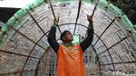 Keren Banget! Petugas UPK Badan Air Bikin Rumah dari Botol Plastik