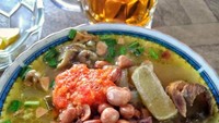 Racikan lontong kikil terdiri dari lontong, disiram kikil dengan kuah kuning berbumbu ringan. Ditaburi kacang goreng dan kucai. Sluurp! Foto: Instagram @njajan.tulungagung