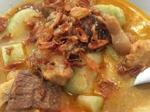 Rekomendasi 10 Depot Lontong Kikil di Surabaya yang Bikin Ketagihan