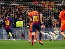 Lionel Messi maju sebagai eksekutor. Bola tembakan panenkanya berhasil dengan mulus masuk ke gawang Lyon. (Foto: Juan Medina/Reuters)