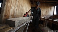 Untuk interior kapal biasanya mengunakan kayu Jati sedangkan untuk ekterior kapal mengunakan kayu besi.