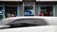 Kejadian itu membuat sejumlah penumpang bus panik dan berhamburan mencoba menyelamatkan diri.