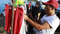 Sejak pagi hari warga Labuan Bajo berbelanja di pasar ini, selain sayur-mayur ada juga beberapa pedagang baju anak-anak.