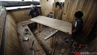 Dua orang pekerja sedang memasang meja. Usaha pembuatan kapal wisata ini sudah Andi tekuni sejak tahun 2009 lalu, berbagai kapal sesuai pesanan telah ia selesaikan.