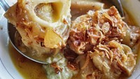 Keasyikan makan lontong kikil ini terletak pada kikil yang kadang disajikan dengan tulang lunaknya. Kinyil-kinyil empuk. Foto: Instagram @sbykulinerinfo