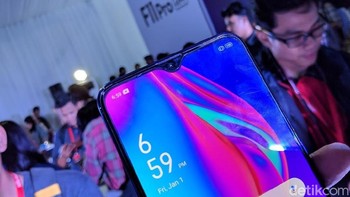 Di bagian notch ini terpasang kamera selfie 16 MP dengan aperture f/2.0. Foto: Adi Fida Rahman/detikINET