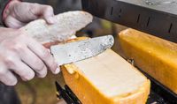 Kenali Keju Raclette, Si Mulur Meleleh yang Sedang Populer 