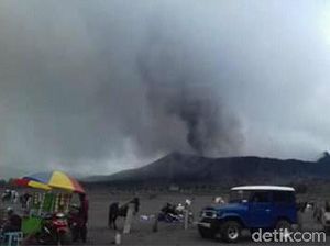 Gunung Bromo Semburkan Abu Vulkanik