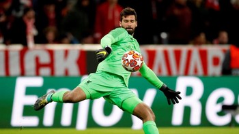 Kiper: Alisson Becker - Liverpool. Di FIFA 19, nilai terakhir sang kiper asal Brasil ini adalah 95. Foto: Action Images via Reuters / Andrew Boyers