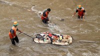 Sampah plastik hingga sisa makanan hanyut terbawa arus ke kali tersebut.