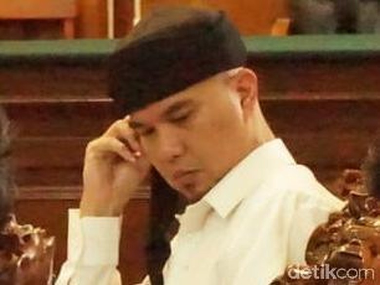 Asam Urat Kambuh Paksa Dhani Jalan Gunakan Kruk Asam Urat Kambuh Paksa Dhani Jalan Gunakan Kruk