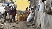 Seperti daerah pesisir lain, mayoritas masyarakat Labuan Bajo bergantung hidup dengan melaut dan menangkap ikan. Hasil ikan ini kebanyakan merupakan usaha rumahan para nelayan.