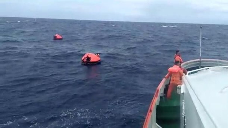 Kapal Tenggelam di Ambon, 5 WNA dan Seluruh Penumpang Selamat Kapal Tenggelam di Ambon, 5 WNA dan Seluruh Penumpang Selamat