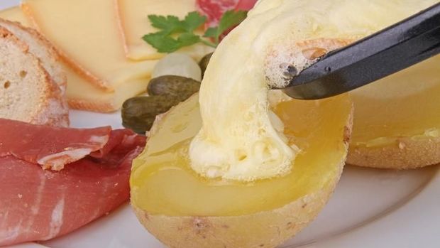 Kenali Keju Raclette, Si Mulur Meleleh yang Sedang Populer 