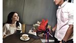 Sempat Dekat dengan Evelyn, Ini Potret Tampan Isa Khan Saat Kulineran