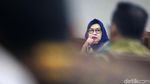 Karen Umbar Senyuman di Sidang Lanjutan Kasus Korupsi