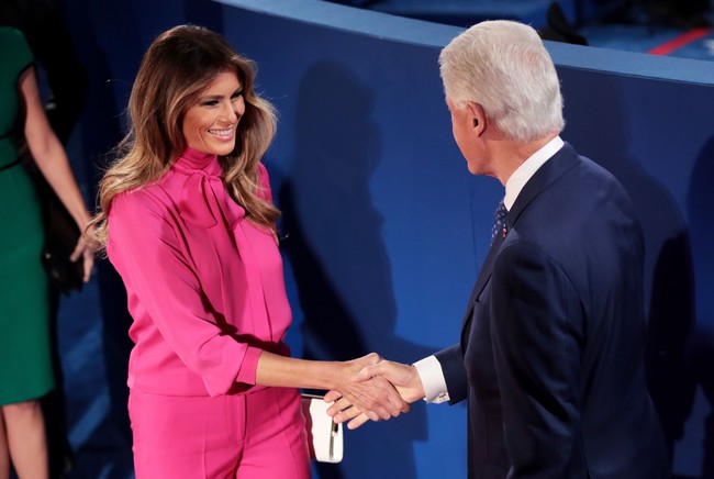Dalam rekaman tersebut, Trump terdengar mengatakan, Grab them by the pussy. You can do anything. Pussy, menurut Urban Dictionary, adalah bahasa slang yang bisa berarti alat kelamin wanita. Banyak yang berasumsi Melania memilih blus tersebut untuk menghukum suaminya. (Foto: Getty Images)