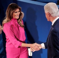 Dalam rekaman tersebut, Trump terdengar mengatakan, Grab them by the pussy. You can do anything. Pussy, menurut Urban Dictionary, adalah bahasa slang yang bisa berarti alat kelamin wanita. Banyak yang berasumsi Melania memilih blus tersebut untuk menghukum suaminya. (Foto: Getty Images)