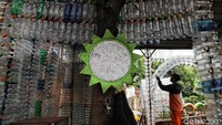 Ribuan botol plastik tersebut disusun sedemikian rupa.