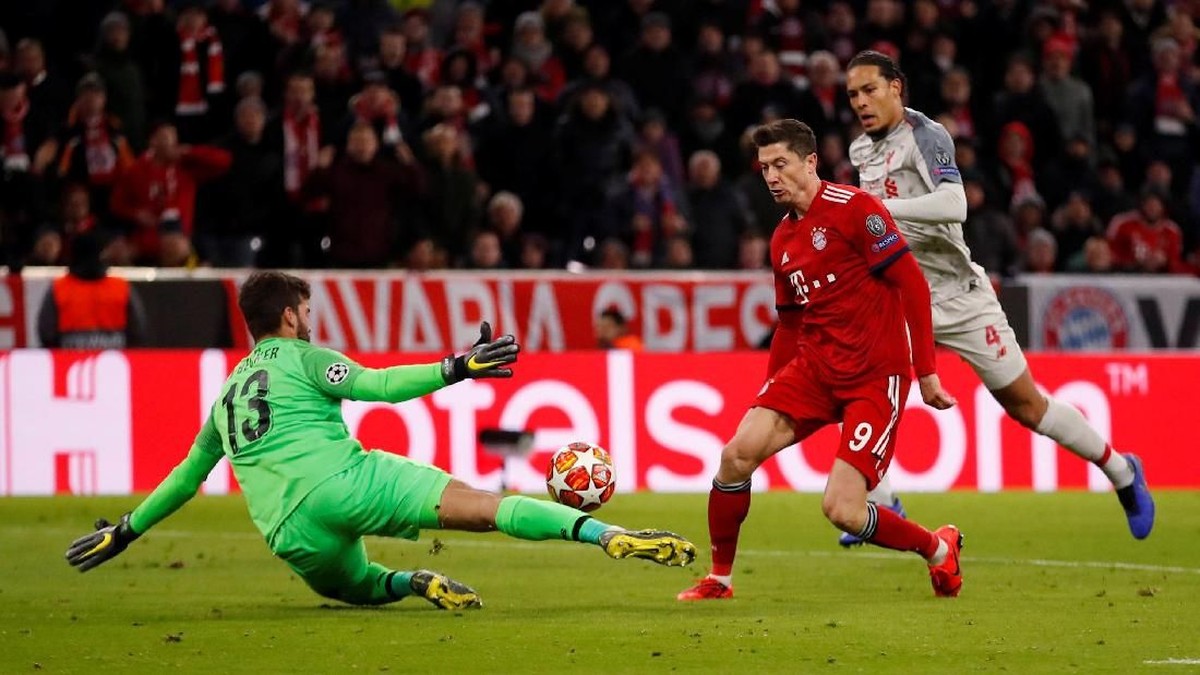 Van Dijk bikin Lewandowski tak berdaya ketika Liverpool menang 3-1 atas Bayern Munich di Liga Champions (Andrew Boyers/Action Images via Reuters)
