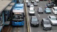 Kejadian itu bermula saat seorang pria bernama Sudirman (52) menyerang penumpang dengan badik di Halte TransJakarta BKN, Cililitan, Jakarta Timur.