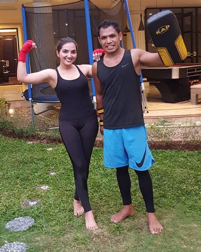 Ashanty menggunakan celana olahraga berbentuk legging saat sesi latihan fisik bersama pelatih pribadinya. Ia lalu mengunggah momen tersebut di Instagram. Namun, penampilannya itu ternyata kurang berkenan bagi netizen. Seorang netizen pun berkomentar, Maaf bun...fotonya lekuk itunyaaa..keliatan banget..maaf sesama perempuan dan muslim saling mengingatkan.