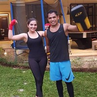 Ashanty menggunakan celana olahraga berbentuk legging saat sesi latihan fisik bersama pelatih pribadinya. Ia lalu mengunggah momen tersebut di Instagram. Namun, penampilannya itu ternyata kurang berkenan bagi netizen. Seorang netizen pun berkomentar, Maaf bun...fotonya lekuk itunyaaa..keliatan banget..maaf sesama perempuan dan muslim saling mengingatkan.