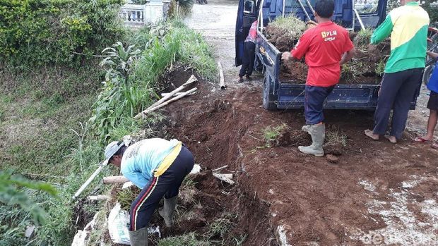 Warga Benahi Kerusakan Pasca Air Bah di Lereng Lawu Karanganyar