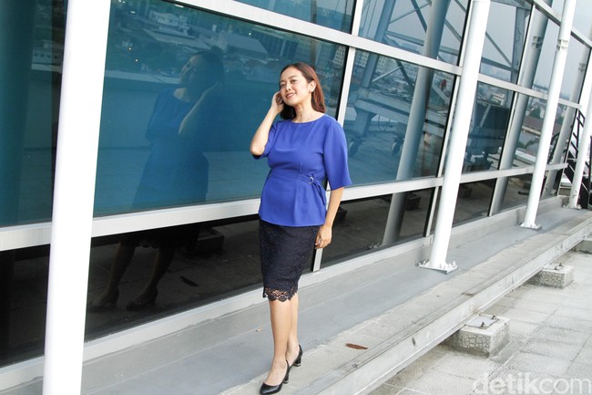 Kuliah itu saya berhadapan dengan solder, mekanika teknik, kalkulus. Jadi saya tidak pernah terpikir menjadi jurnalis. Tapi pada saat yang sama ketika kuliah, saya siaran part time di Jogja TV. Pagi saya siaran dulu, setelah itu saya kuliah, cerita Putri saat ditemui Wolipop di Gedung Trans Media, Tendean, Jakarta Selatan, Kamis (14/3/2019). Foto: Mohammad Abduh/Wolipop