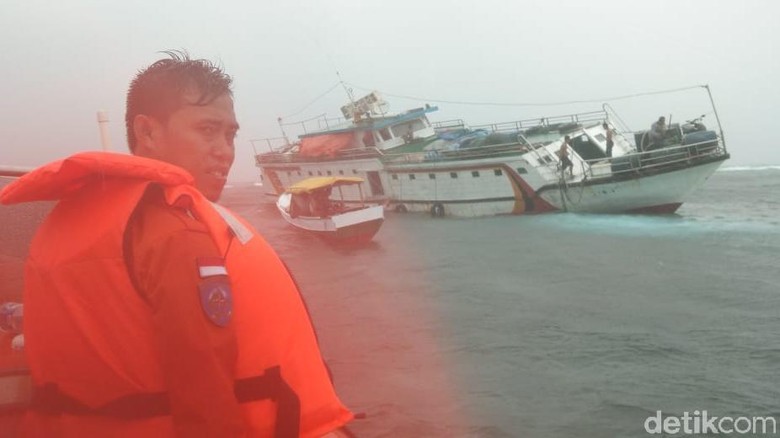 Kapal Manusela Tabrak Karang di Perairan Wakatobi Kapal Manusela Tabrak Karang di Perairan Wakatobi