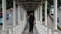 Aktivitas di halte TransJakarta BKN, Cililitan, pun nampak telah kembali normal seperti sedia kala.