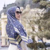 Luna memilih scarf bermotif abstrak dan warna cerah. Hijab berbentuk segi empat itu terbuat dari bahan silk. Harga aslinya dibandrol seharga Rp 349.000, tapi dalam promosi harganya dipotong menjadi Rp 299.000. Foto: Instagram