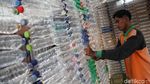 Keren Banget! Petugas UPK Badan Air Bikin Rumah dari Botol Plastik