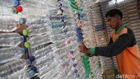 Setidaknya ada 1.000 botol yang dikumpulkan sejak Desember 2018 untuk membuat rumah botol itu. 