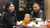 Jonan bersama istrinya juga tampak makan siang sebuah warung mie di Yokohama. Istimewa/Dok. Facebook Ignasius Jonan.