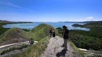 Kalau sedang tidak buru-buru, sebaiknya memang jangan pulang dulu sebelum sunset. Bukit ini selain menawarkan view sekitar Labuan Bajo dari ketinggian (Dikhy Sasra/detikcom)