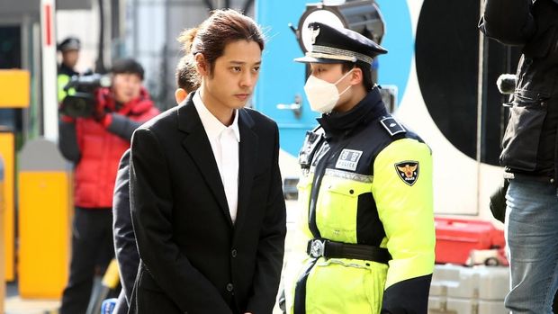 SEOUL, SOUTH KOREA - MARCH 14: Singer Jung Joon-young is seen arriving at a Seoul Metropolitan Police Agency on March 14, 2019 in Seoul, South Korea.  Jung Joon-young, a South Korean singer-songwriter and TV celebrity appeared at the police station on Thursday to be questioned over suspicions of sharing sexual videos in a group chat which included BIGBANG's member Seungri, who is facing charges of supplying prostitution services.  (Photo by Chung Sung-Jun/Getty Images)